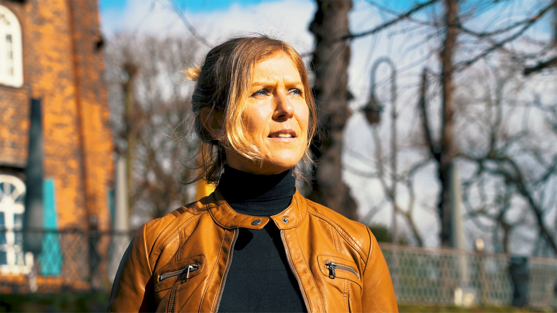 Die Bremer Kinderbuchautorin Anna Lott vor der Mühle am Wall in Bremen