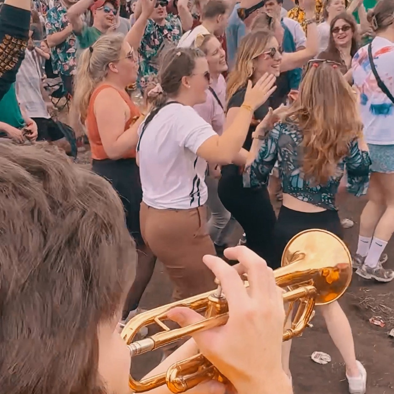 Menschen auf dem Hurricane-Festival tanzen zur Blaskapelle von Bremen Vier.