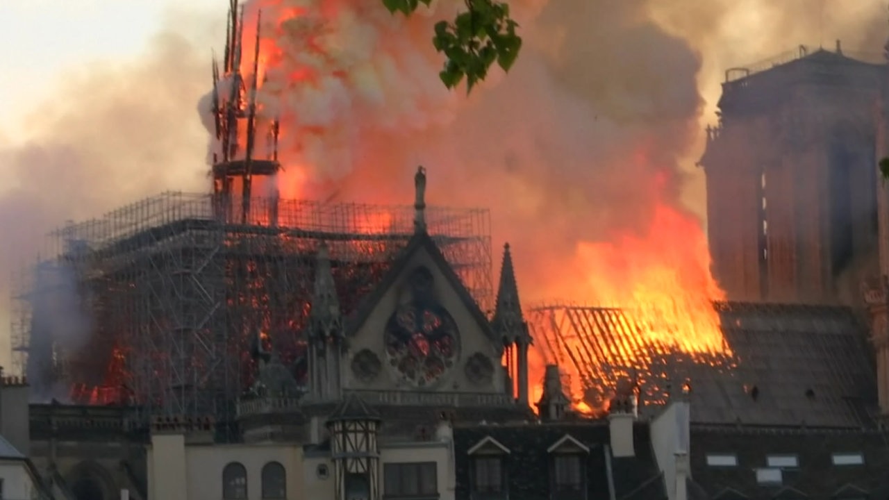 Zu sehen ist die brennende Kathedrale in Paris, die Notre Dame.
