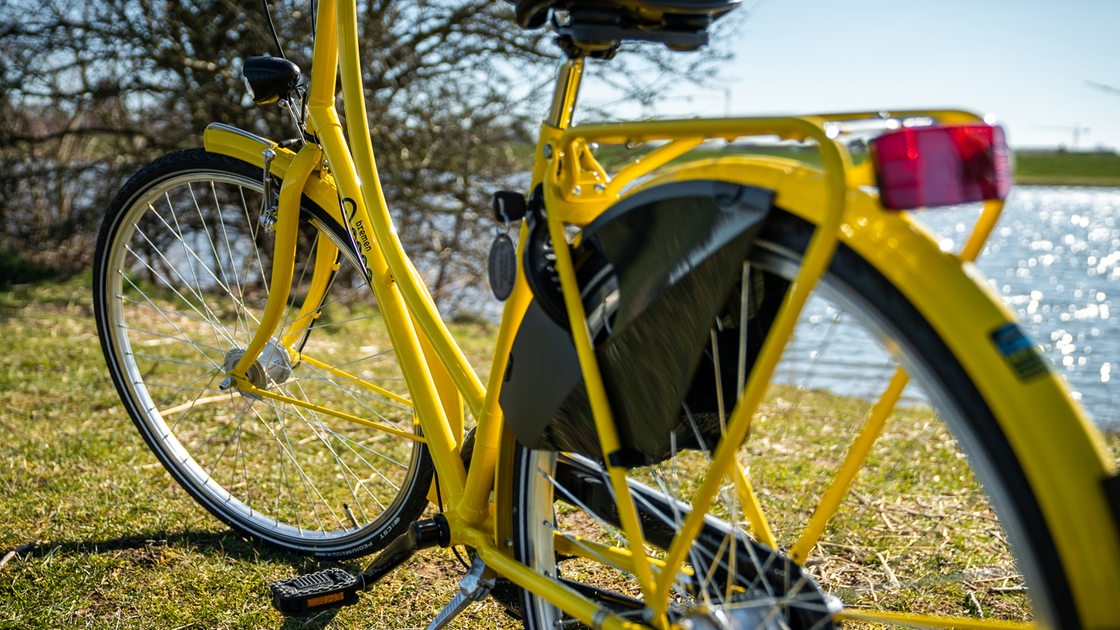 Das knallgelbe Bremen-Vier-Fahrrad steht am Werdersee