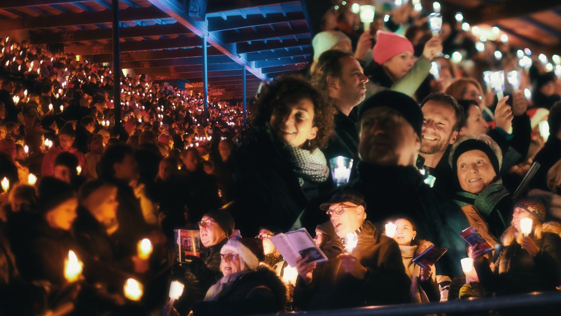 Menschen singen und freuen sich beim Bremen-Vier-Weihnachtssingen