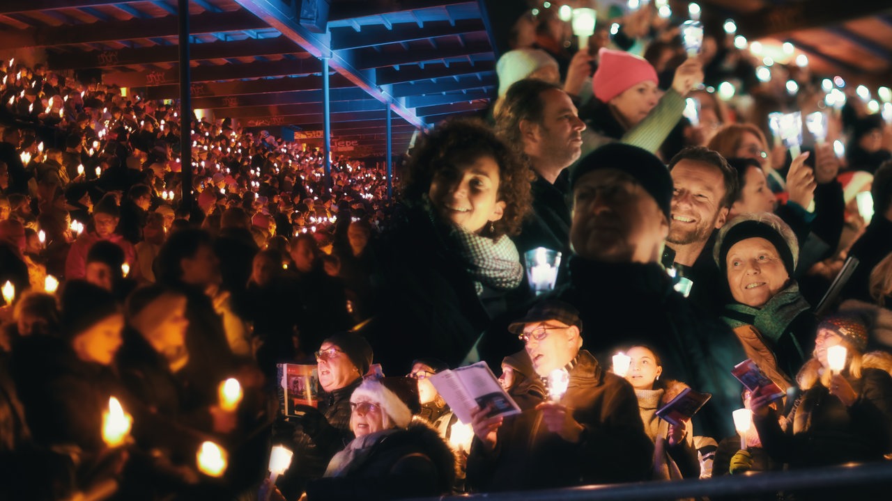 Menschen singen und freuen sich beim Bremen-Vier-Weihnachtssingen