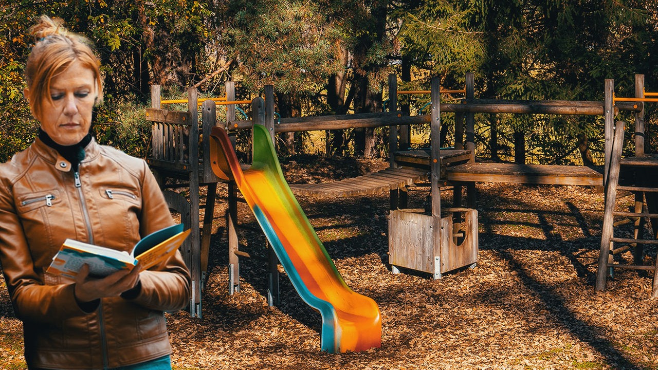 Anna Lott steht auf einem herbstlichen Spielplatz