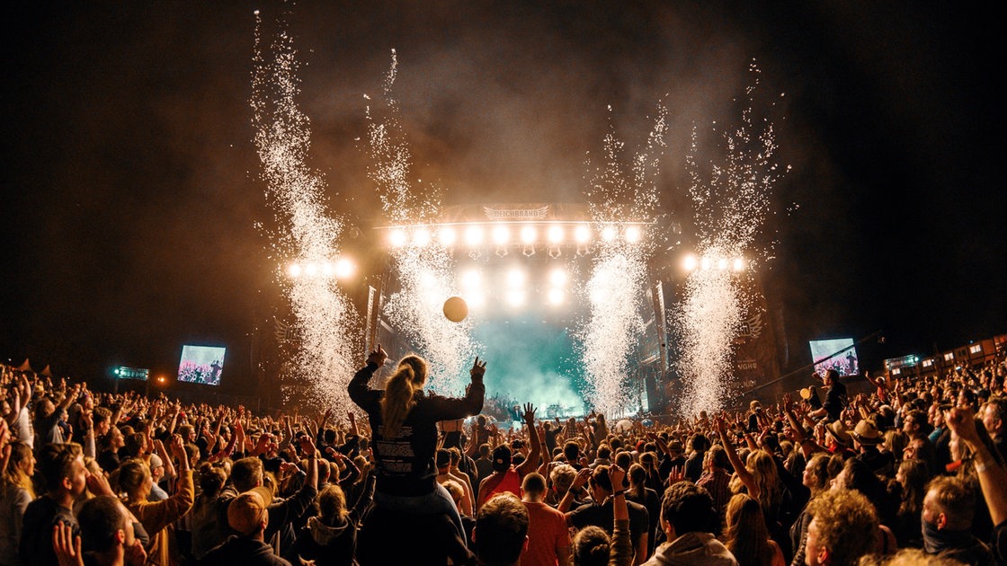 Deichbrand-Rückblick: Bühne, Festivalbesucher, Atmosphäre