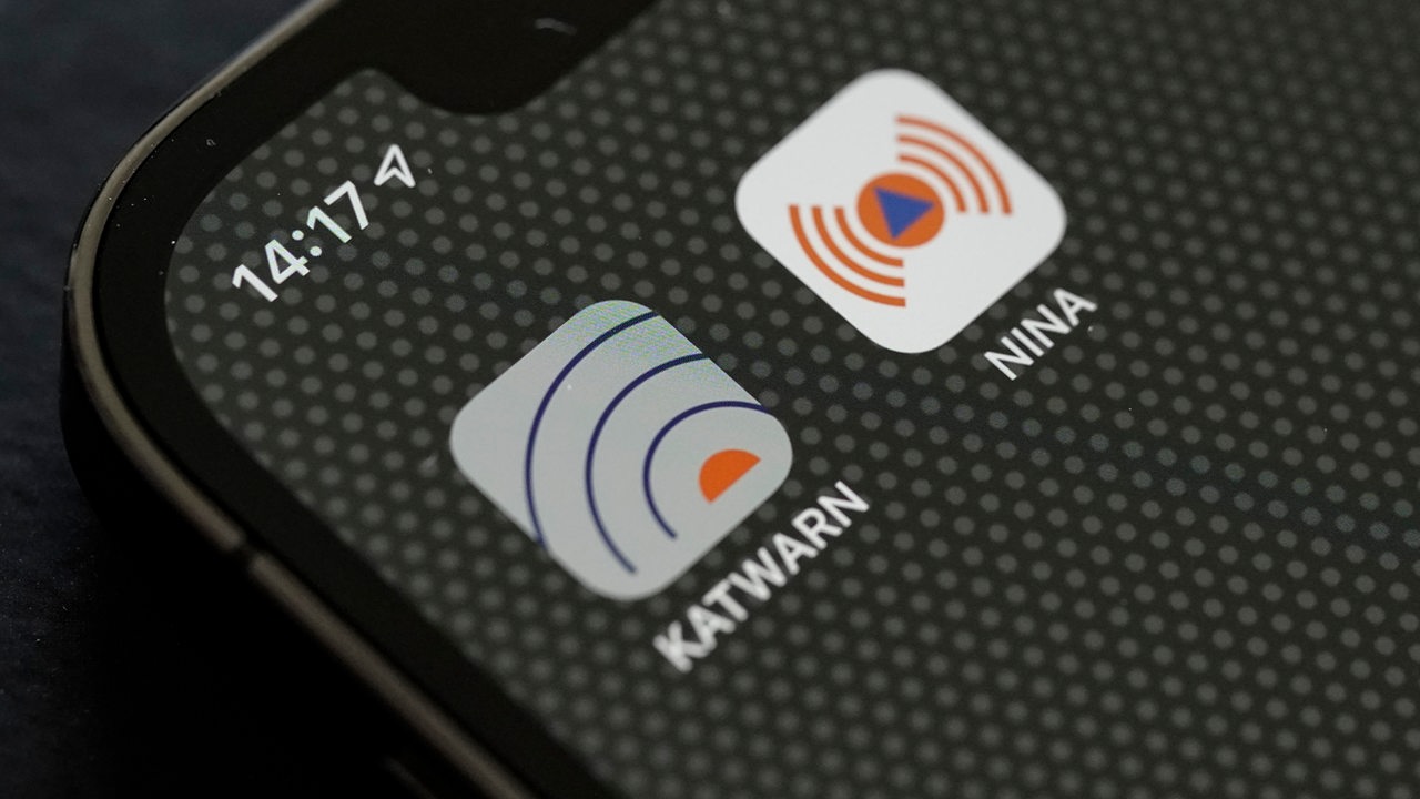 Naturkatastrophen-Warn-Apps auf einem Smartphone (Symbolbild)