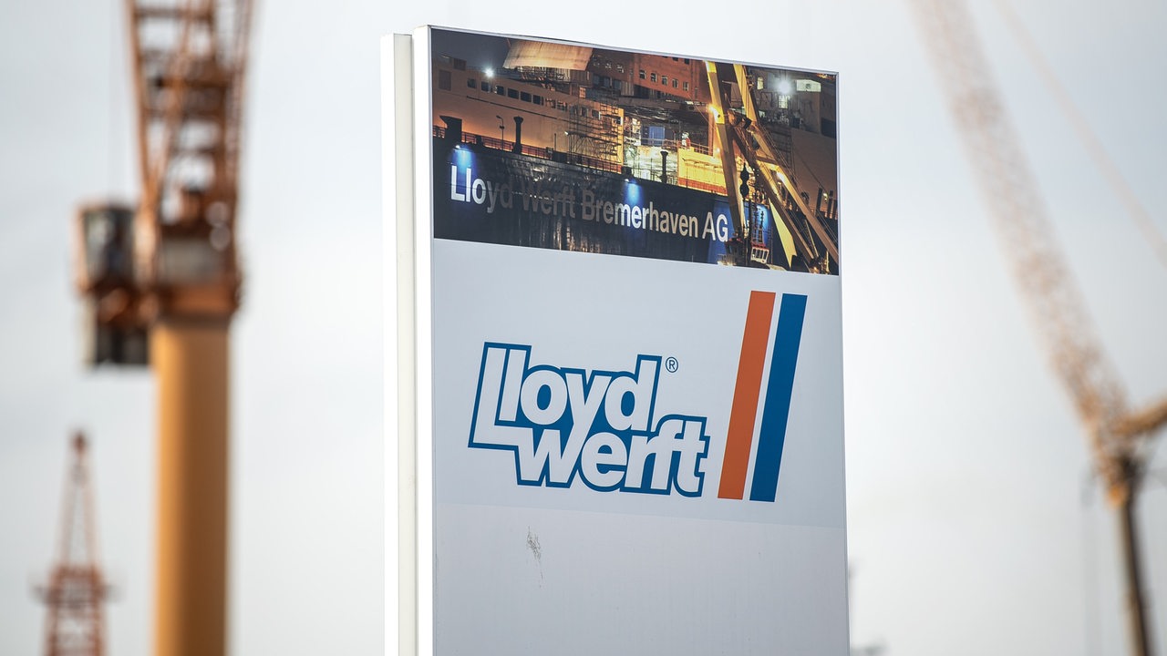 Lloyd Werft" steht auf einem Schild am Eingang zum Werftgelände.