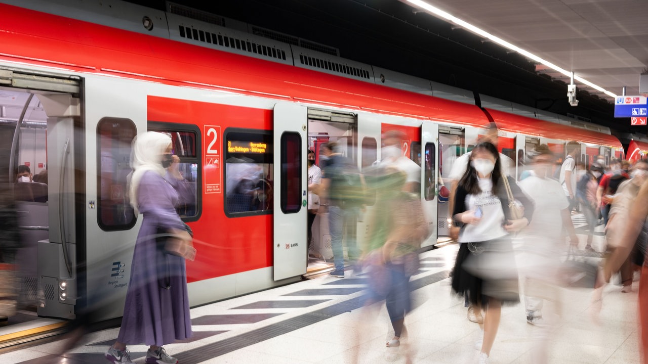 Menschen steigen an einem Gleis eines Hauptbahnhof aus einer S-Bahn (Symbolbild)
