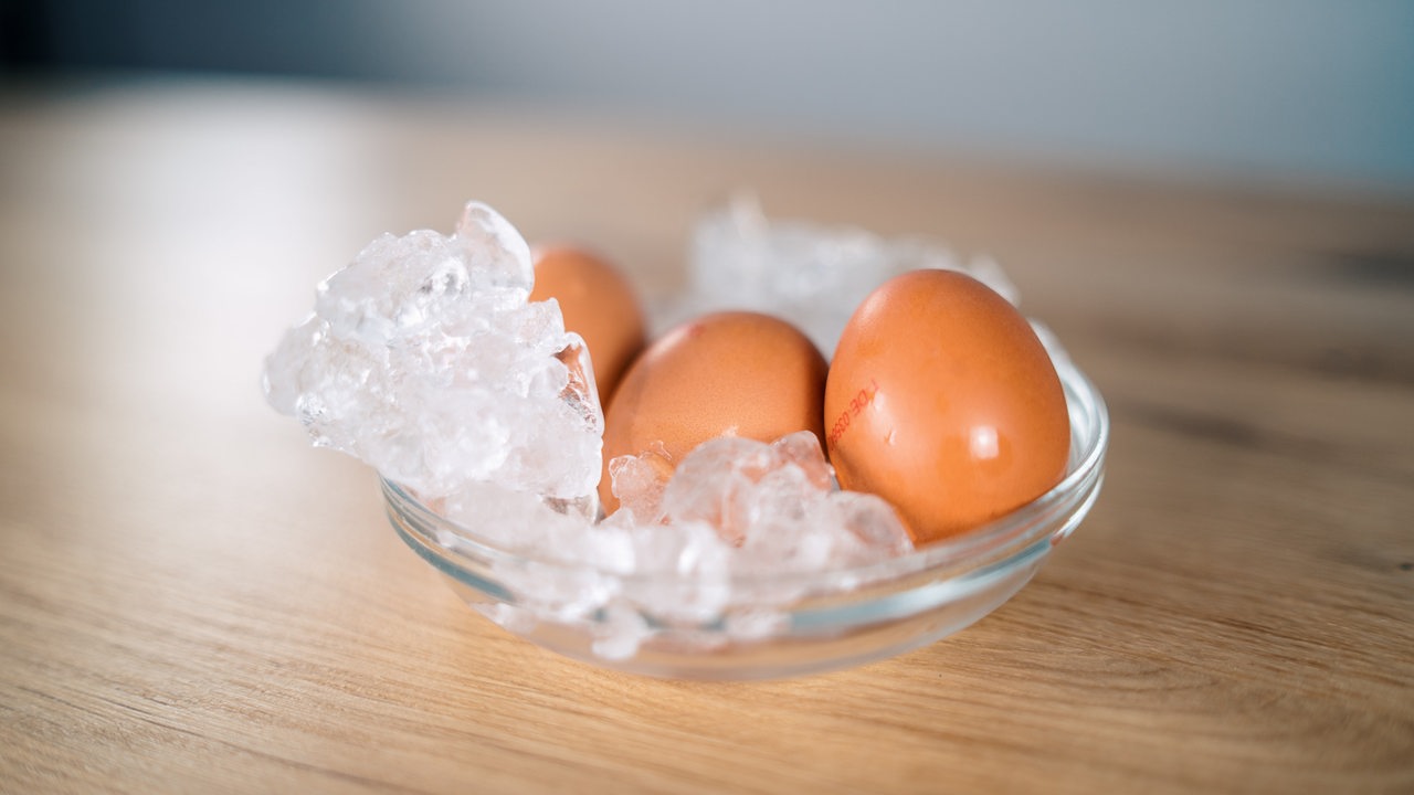 Eiswürfel und Eier in einer Glasschale
