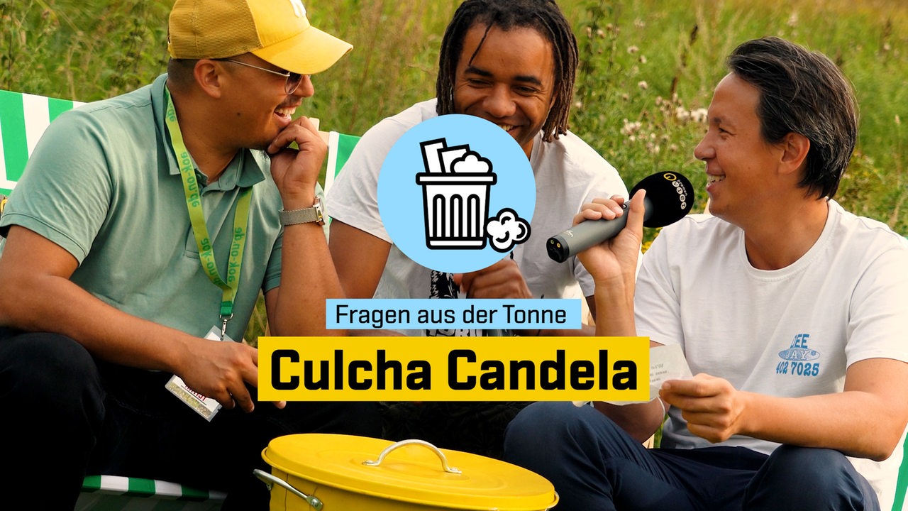 Die Band Culcha Candela, im Vordergrund der Schriftzug Fragen aus der Tonne