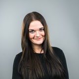 Reporterin Franziska Henke, eine junge Frau mit langen braunen Haaren lächelt in die Kamera