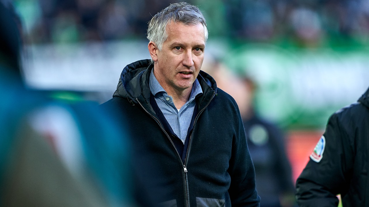 Werder-Sportchef Frank Baumann nachdenklich am Rande eines Spiels im Weser-Stadion.