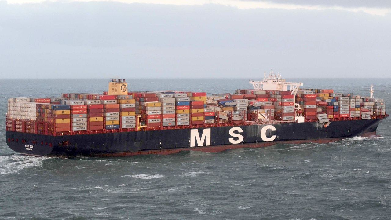 Die MSC ZOE nach Containerverlust in der Nordsee.