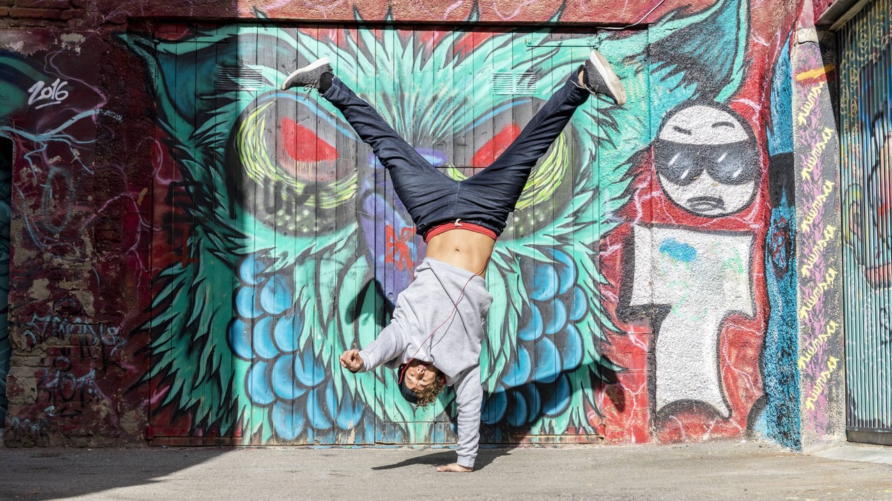 Hip-Hop-Tänzer vor Graffiti-Wand