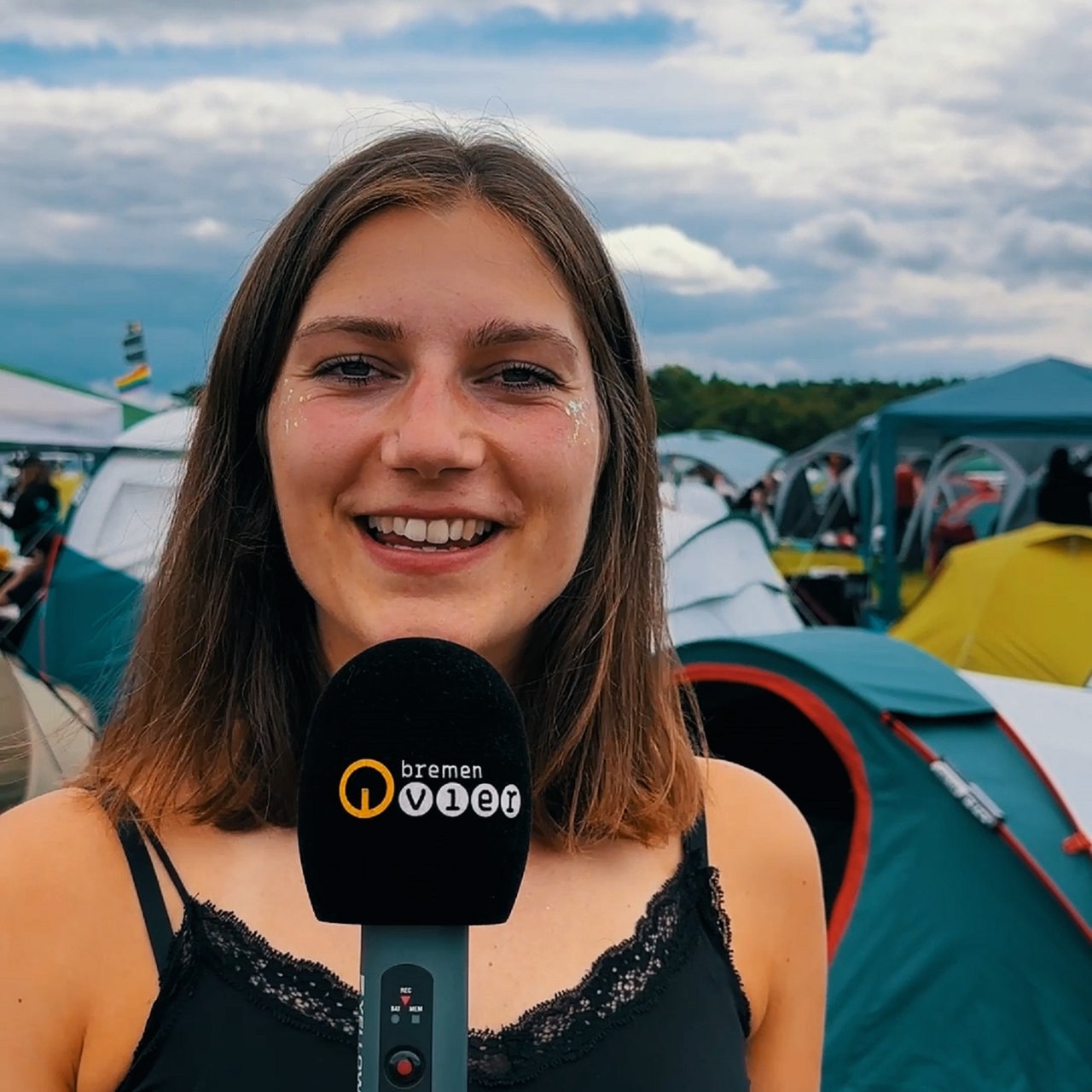 Eine Besucherin des Hurricane-Festivals spricht ins Bremen-Vier-Mikro.