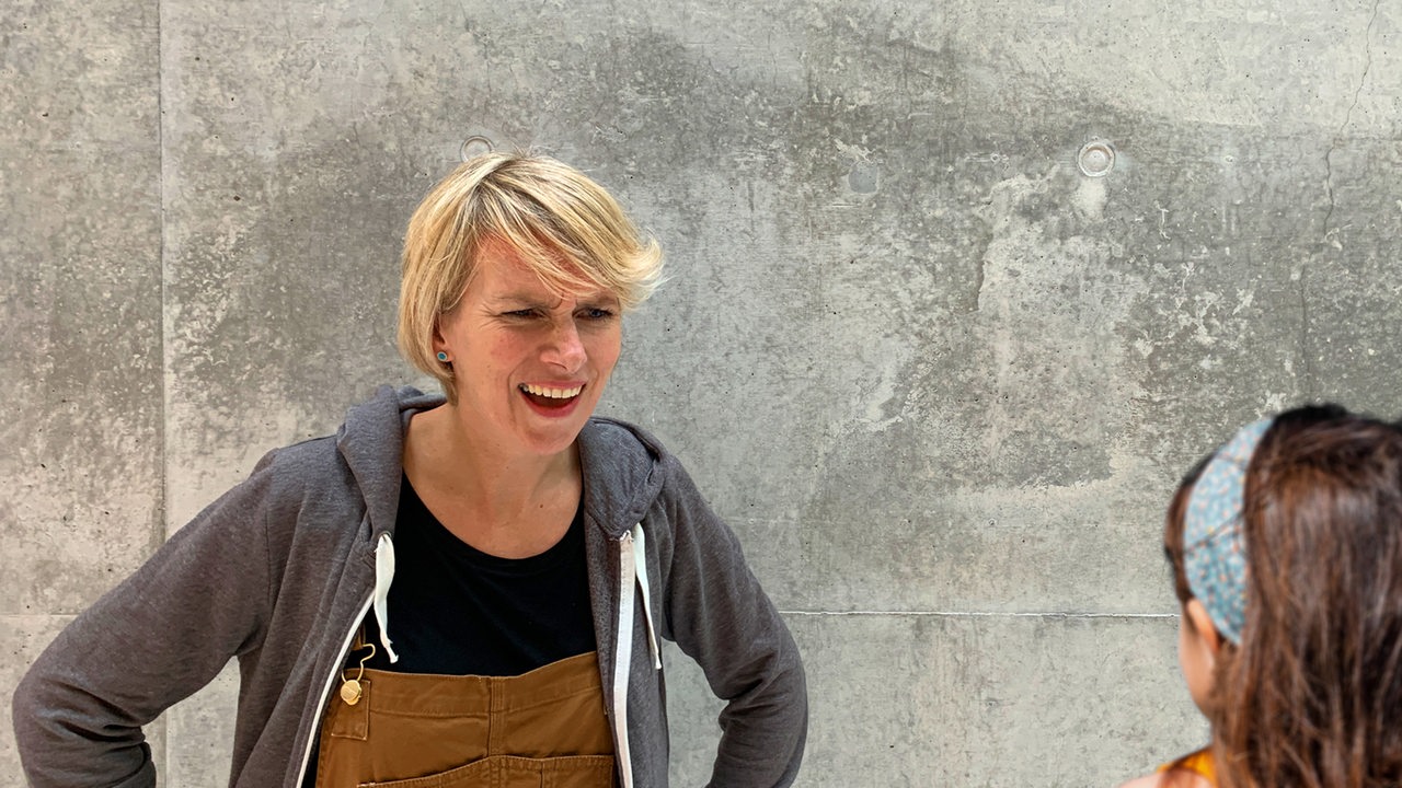 Malin Kompa schaut fragend und verständnislos ein Kleinkind an