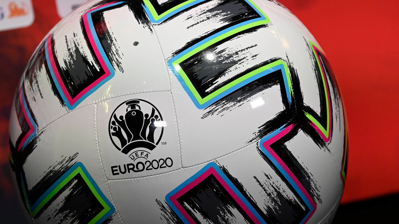 Ein Fußball der UEFA Euro 2020.