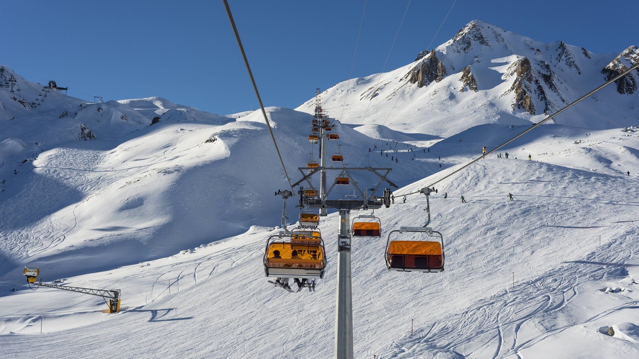 Schneebedeckte Berge mit einem Ski-Lift.