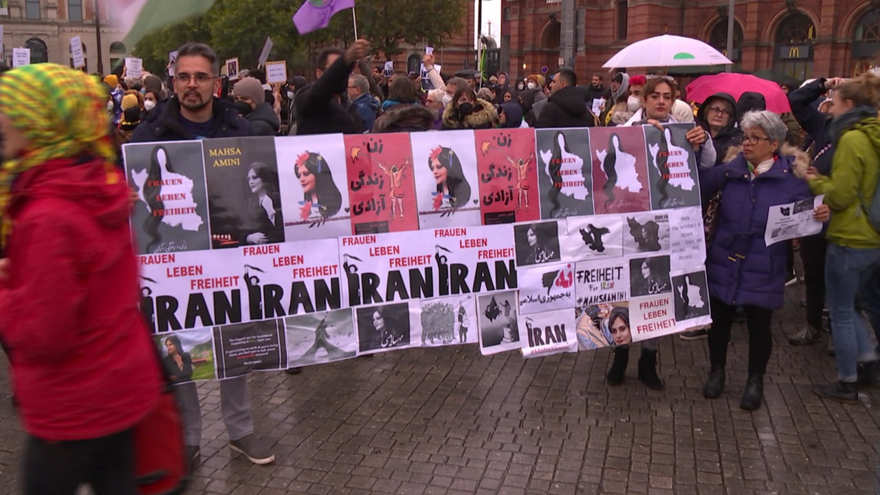 Bremer demonstrieren gegen die Repression im Iran.