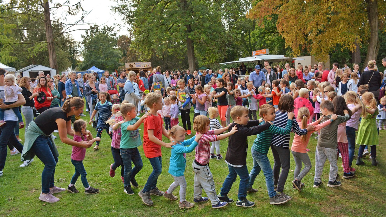 Kinder tanzen Polonaise auf dem Festplatz bei der Kinderdisco