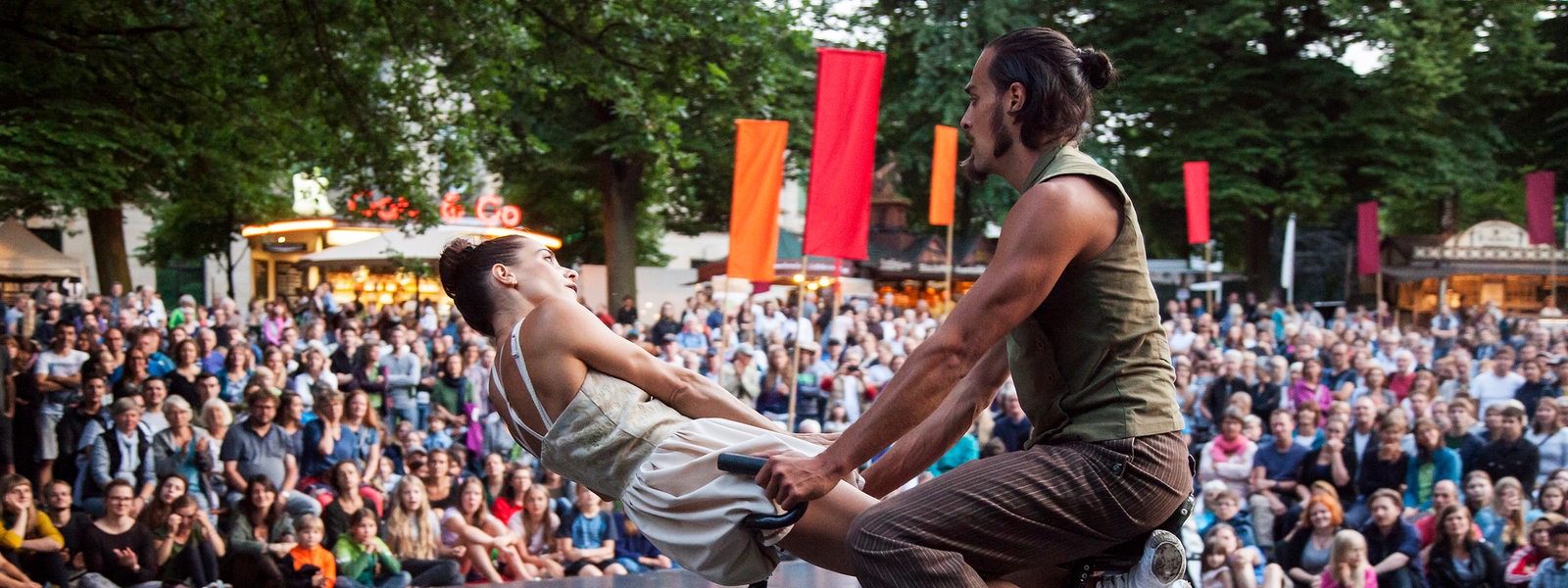 Akrobatik und Kunst bei dem Straßenfestival LA STRADA in Bremen
