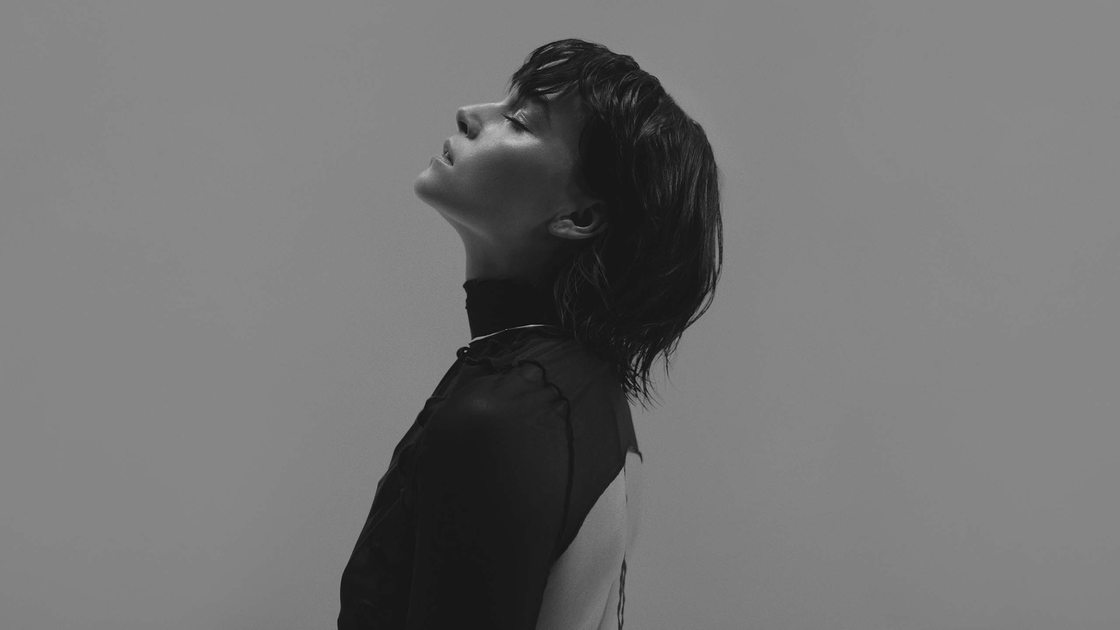 Schwarz-Weiß Porträt der Sängerin Lotte im Halbprofil