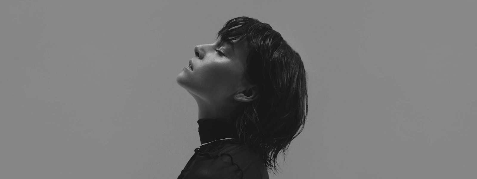 Schwarz-Weiß Porträt der Sängerin Lotte im Halbprofil