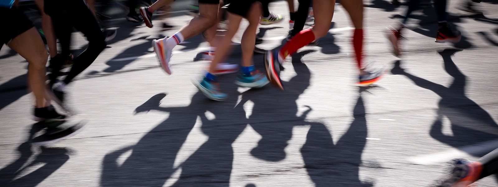 Schattenrisse von Teilnehmerinnen eines Stadt-Marathons
