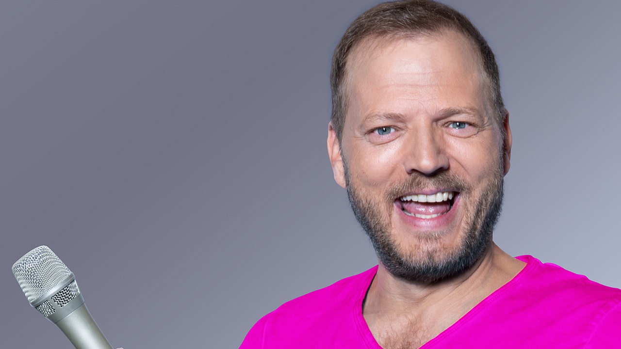 Comedian Mario Barth trägt ein pinkes Shirt mit der Aufschrift: Männer sind Frauen.