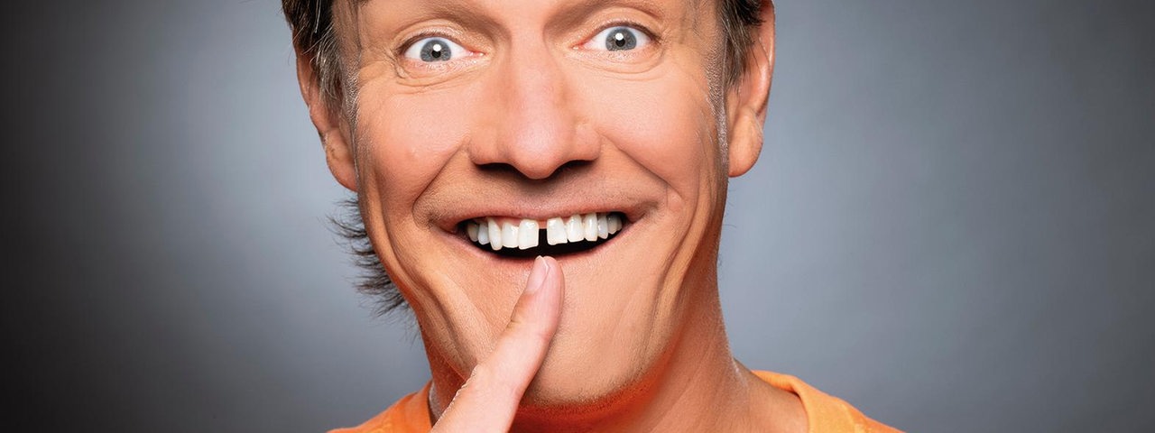 Matze Knop zeigt auf seine Zahnlücke (Foto: Stephan Pick)