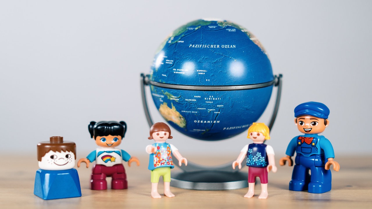 Ein Globus und mehrere Spielzeugfiguren
