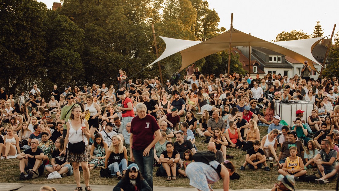 Menschen feiern beim Summersounds Festival in Bremen