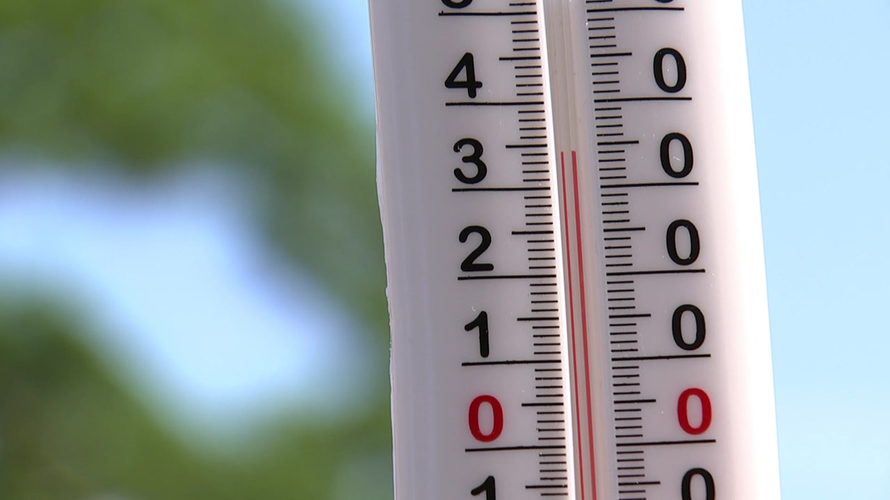 Ein Thermometer, welcher 35 Grad Celsius anzeigt.