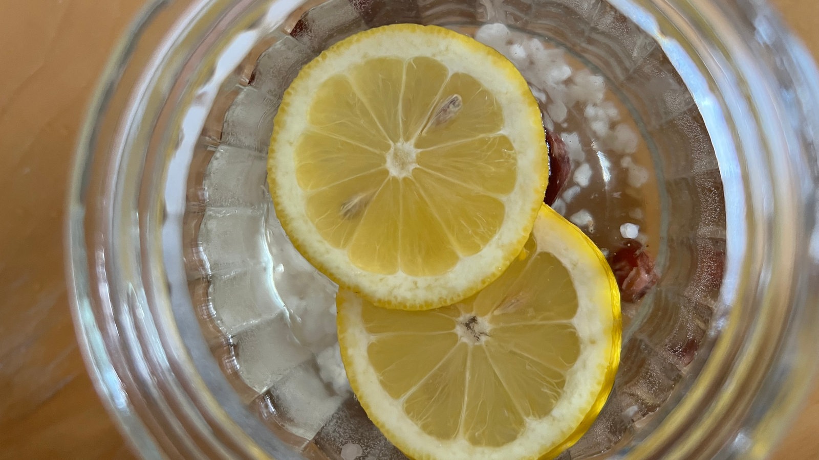 Blick auf ein Glas mit Zitronenscheiben