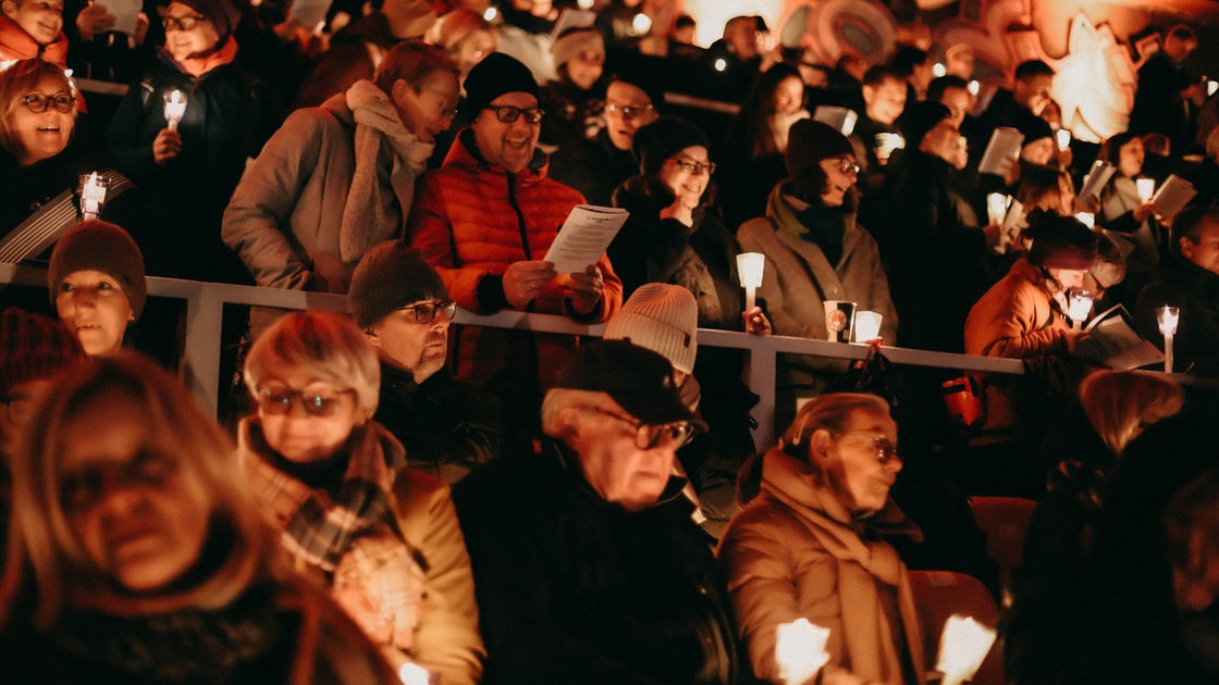 Menschen bei Weihnachtssingen auf Bremer Panzenberg