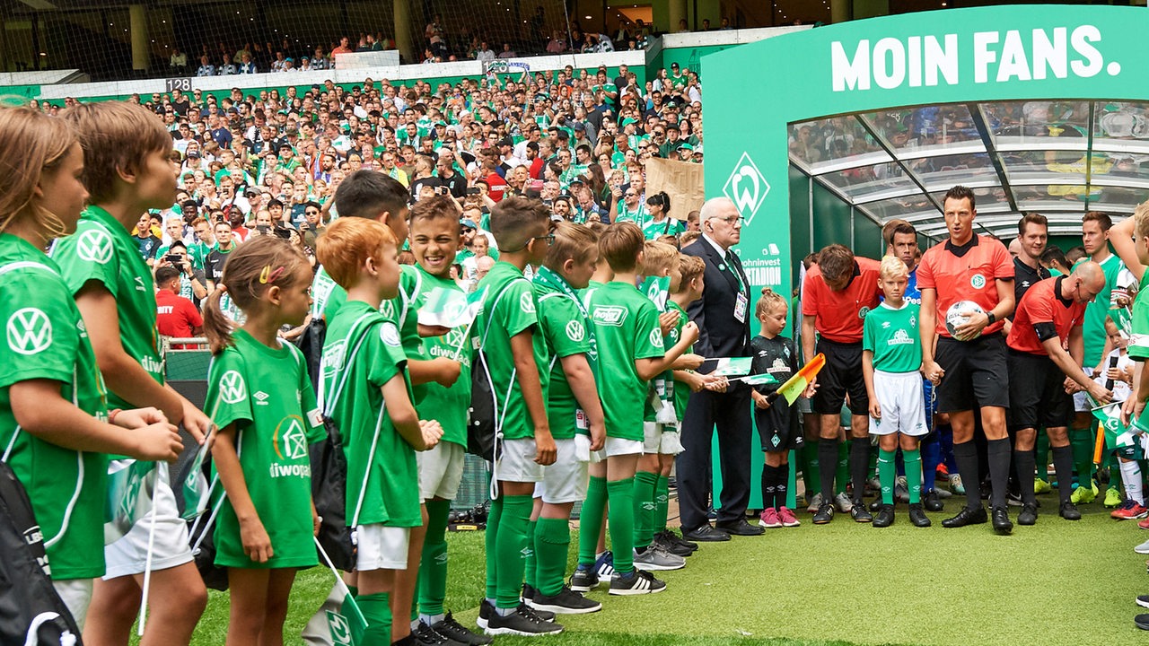 Mehrere Kinder im Werder-Trikot stehen aufgereiht an Toreingang und warten auf Mannschaft
