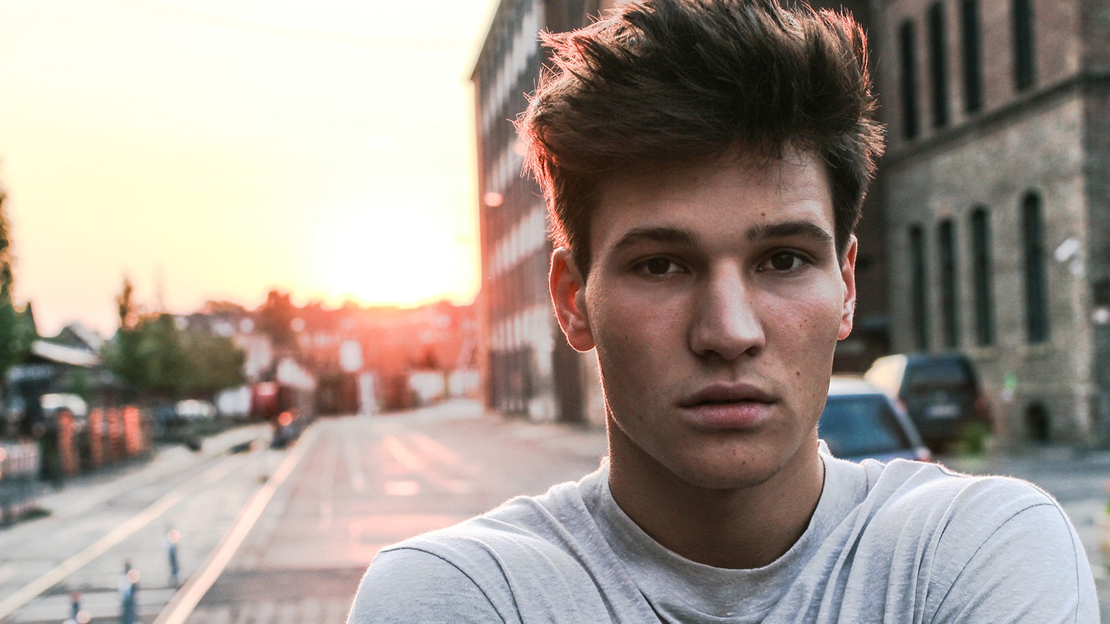 Sänger Wincent Weiss. Sonnenuntergang und Straße im Hintergrund.