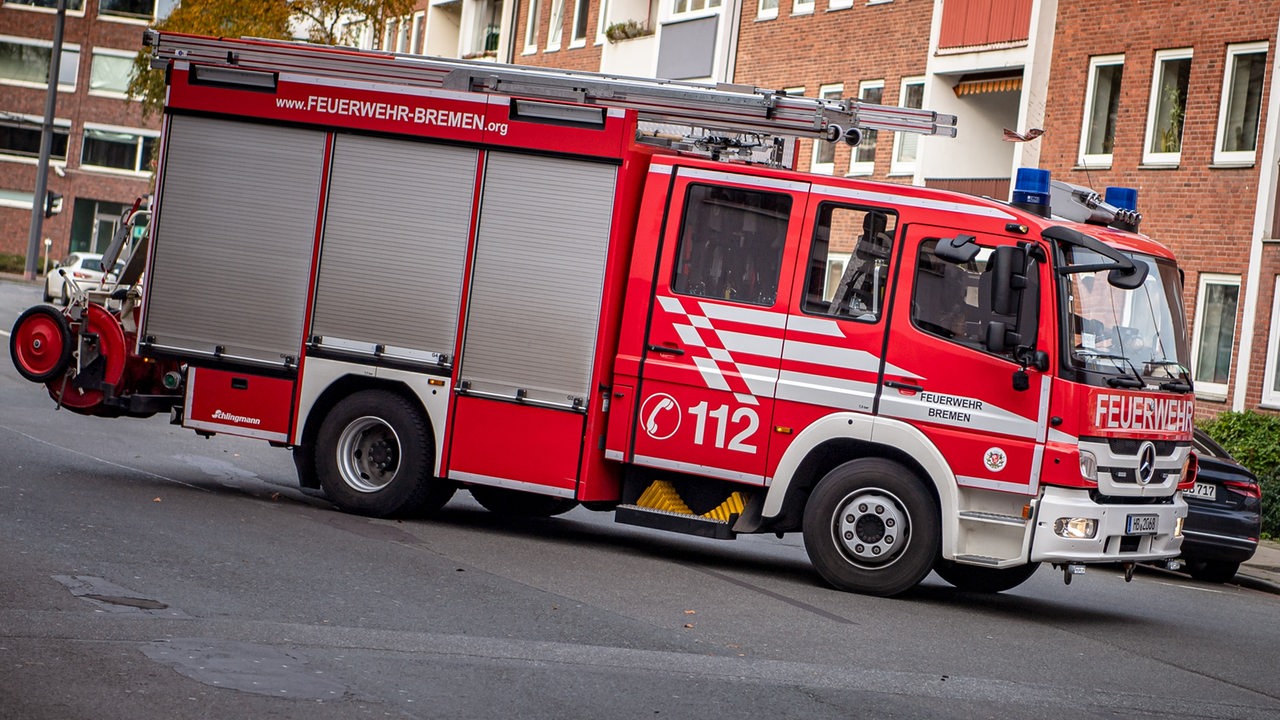 Ein Einsatzfahrzeug der Feuerwehr Bremen fährt auf das Gelände der Wache. 