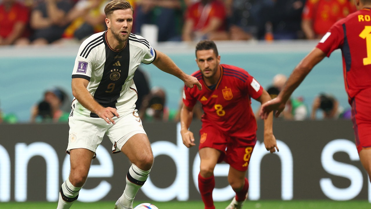 Niclas Füllkrug ist im Spiel Deutschland gegen Spanien am Ball.