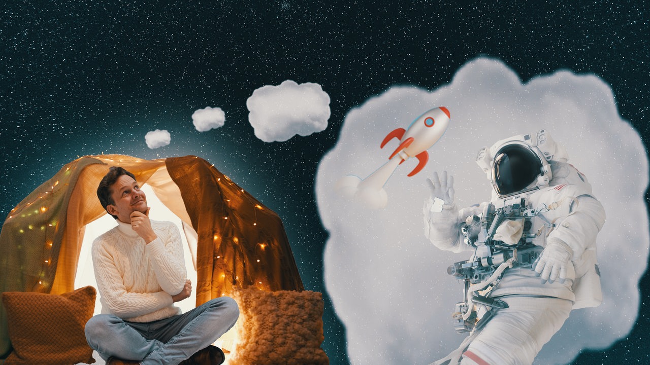 Malte Janssen sitzt in einer Höhle aus Decken und träumt von einem Astronauten und einer Rakete